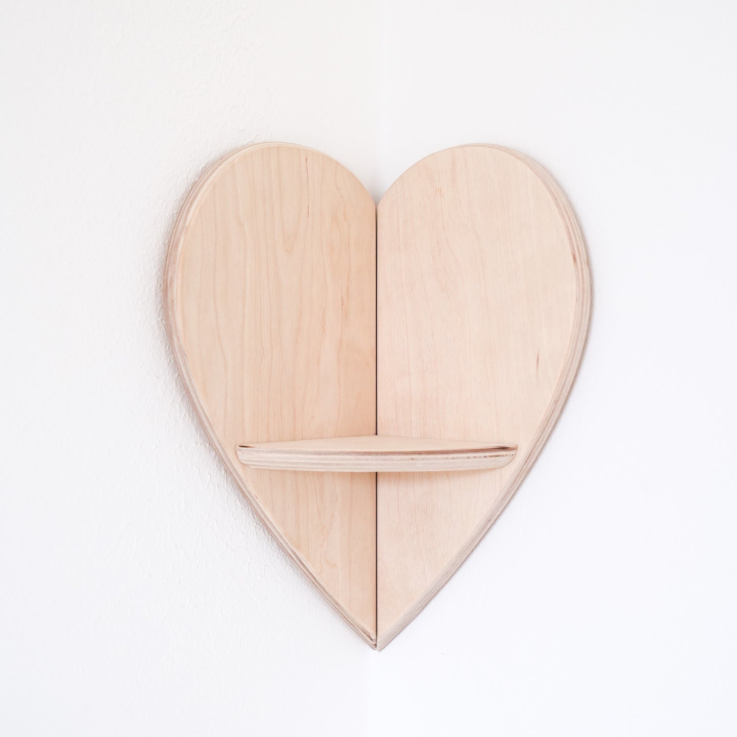 Herzregal aus Holz für eine Innenecke