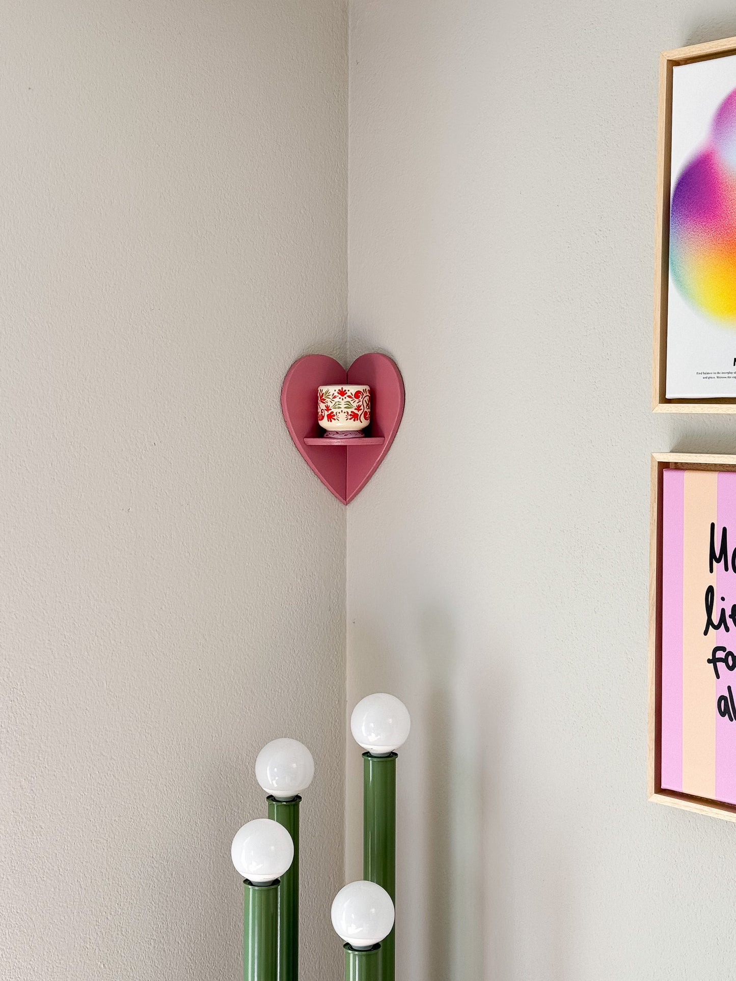 Herzregal aus Holz für eine Innenecke