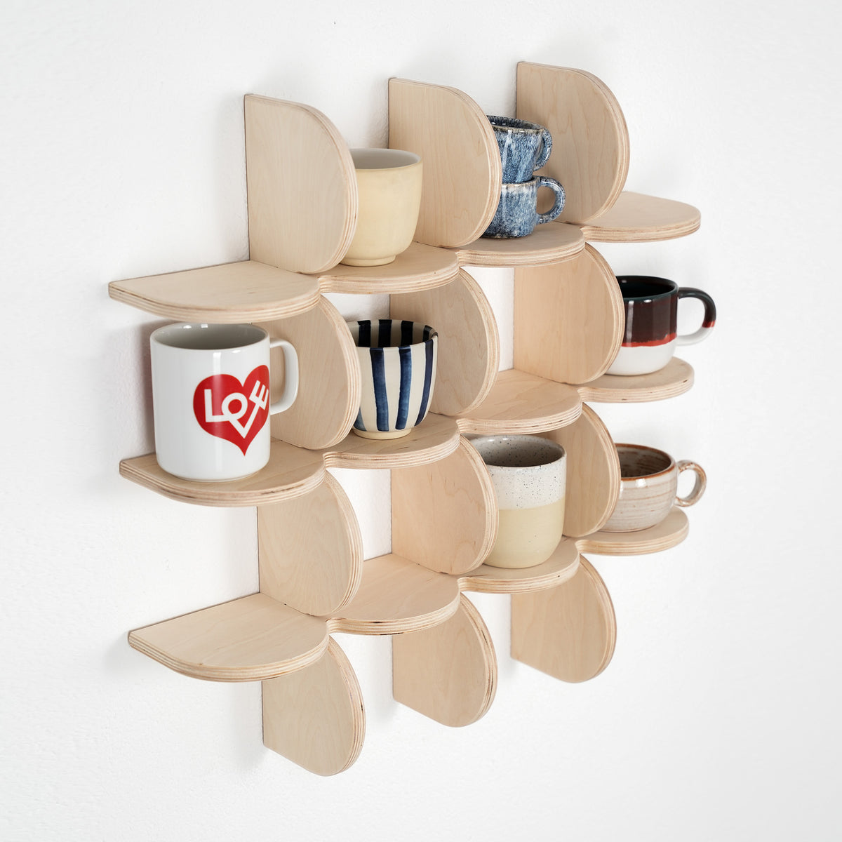 modernes Tassenregal aus Holz