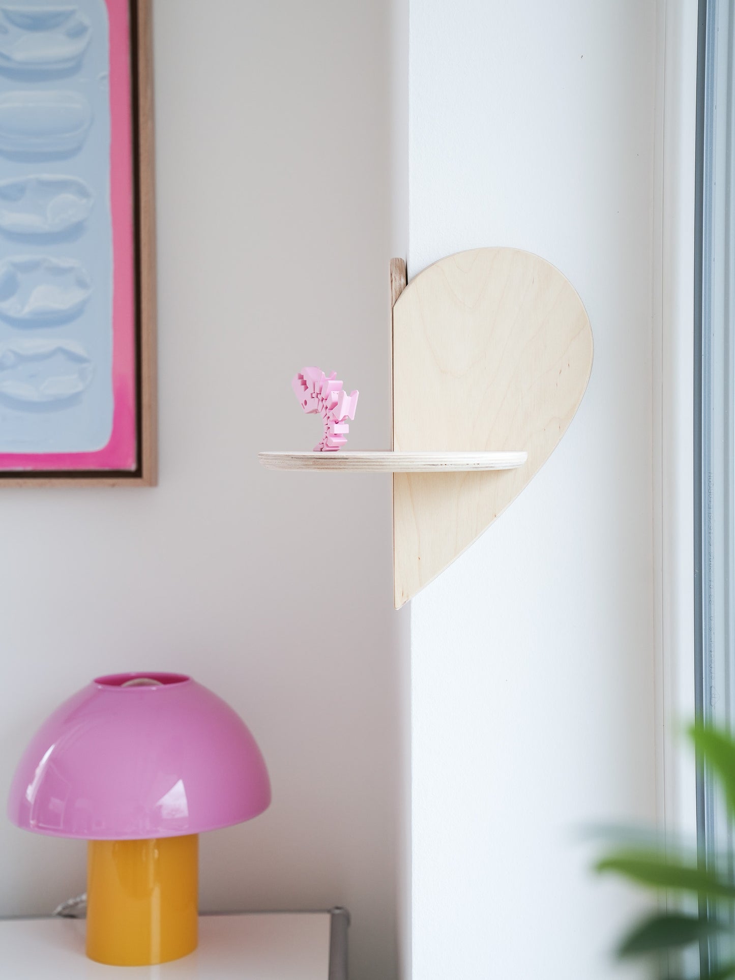 Herzregal aus Holz für eine Außenecke