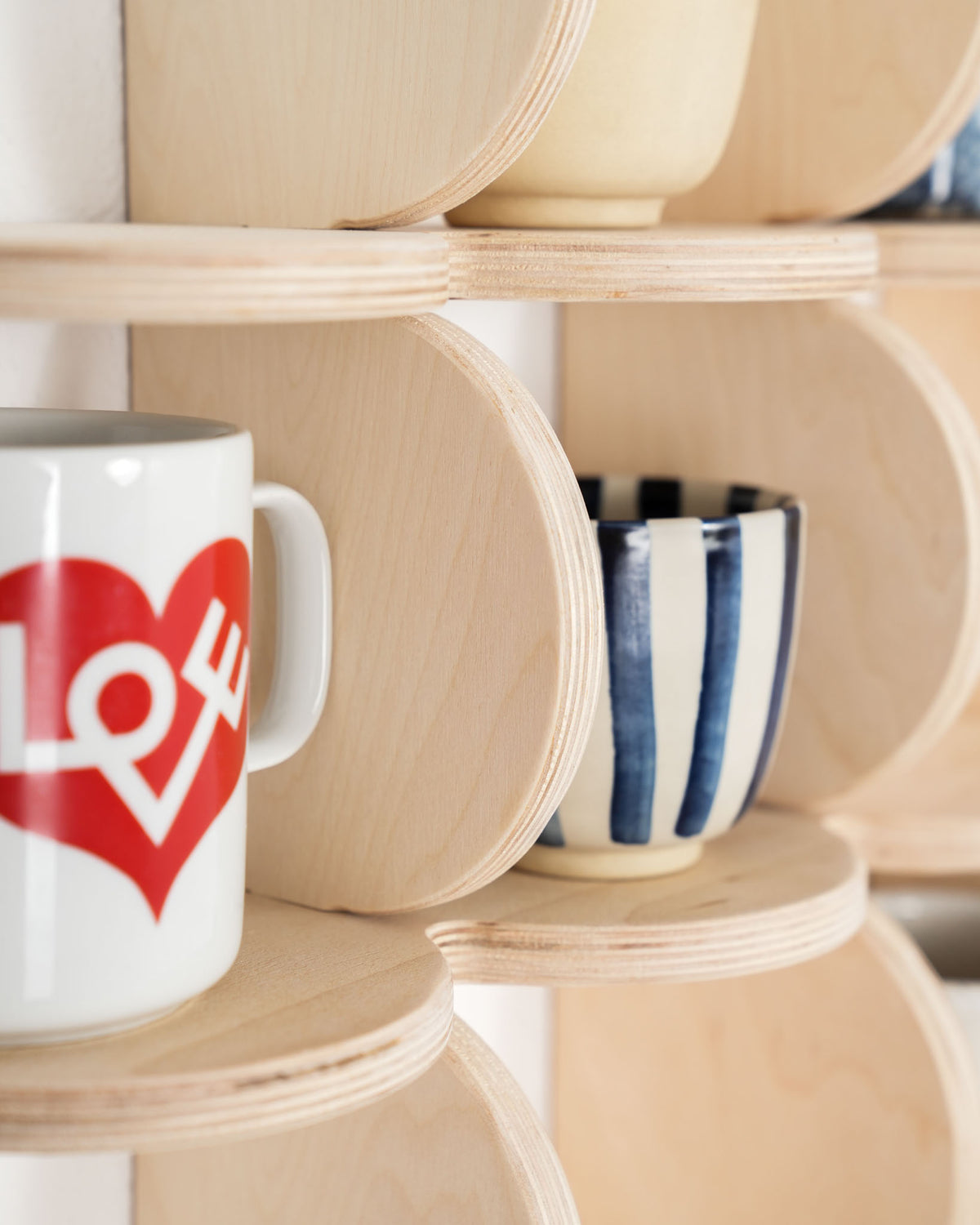 modernes Tassenregal aus Holz