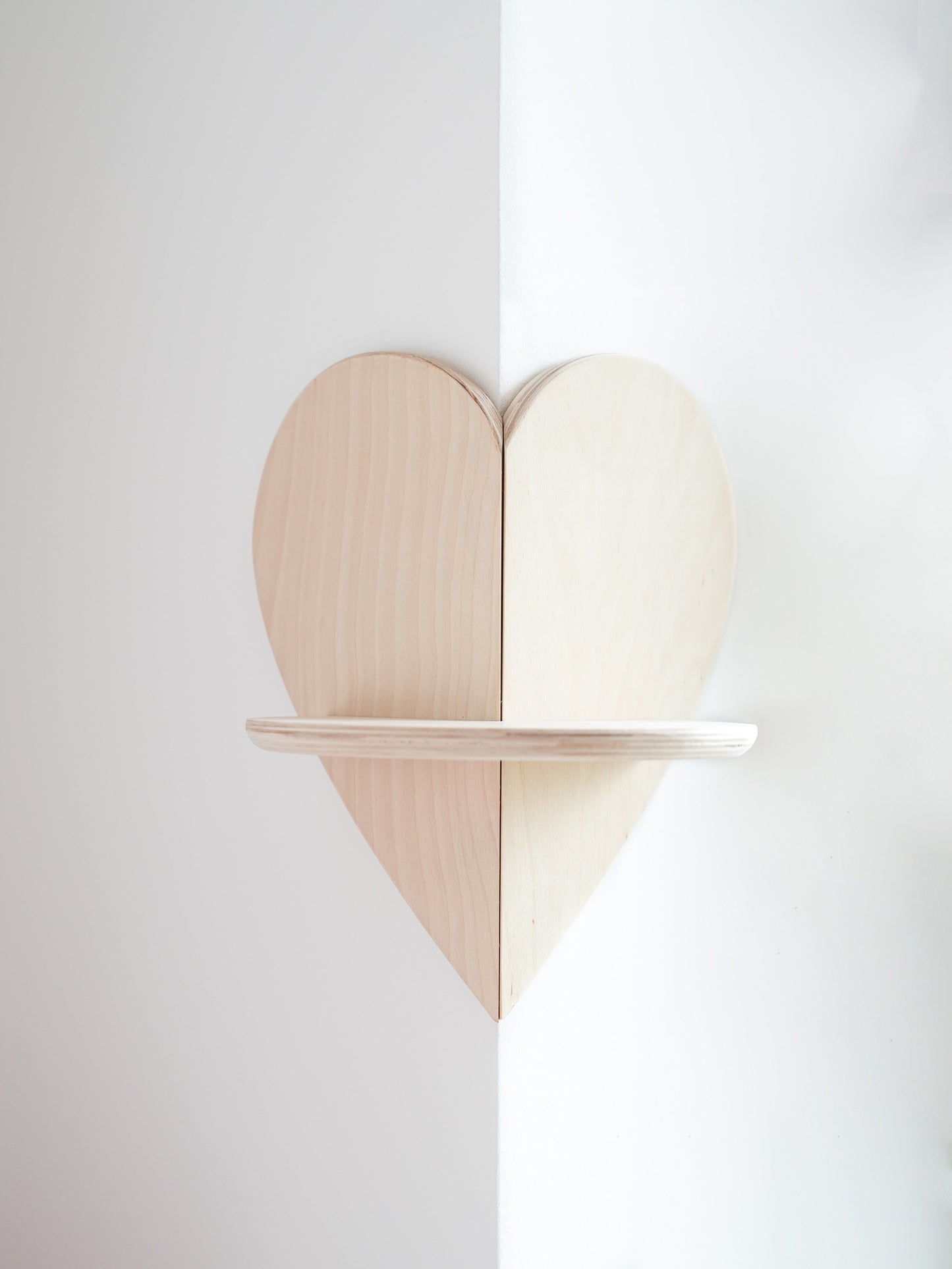 Herzregal aus Holz für eine Außenecke