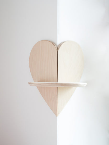 Herzregal aus Holz für eine Außenecke